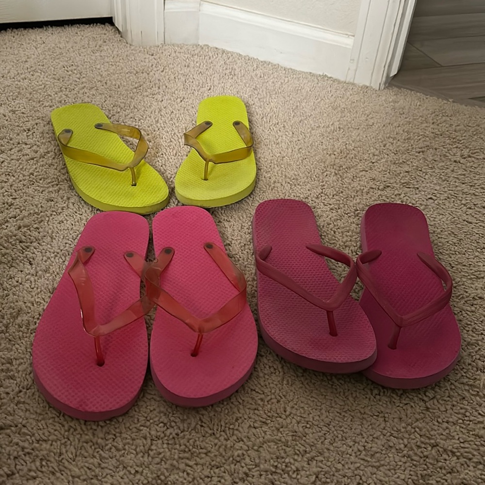 3 sets of old navy flipflops